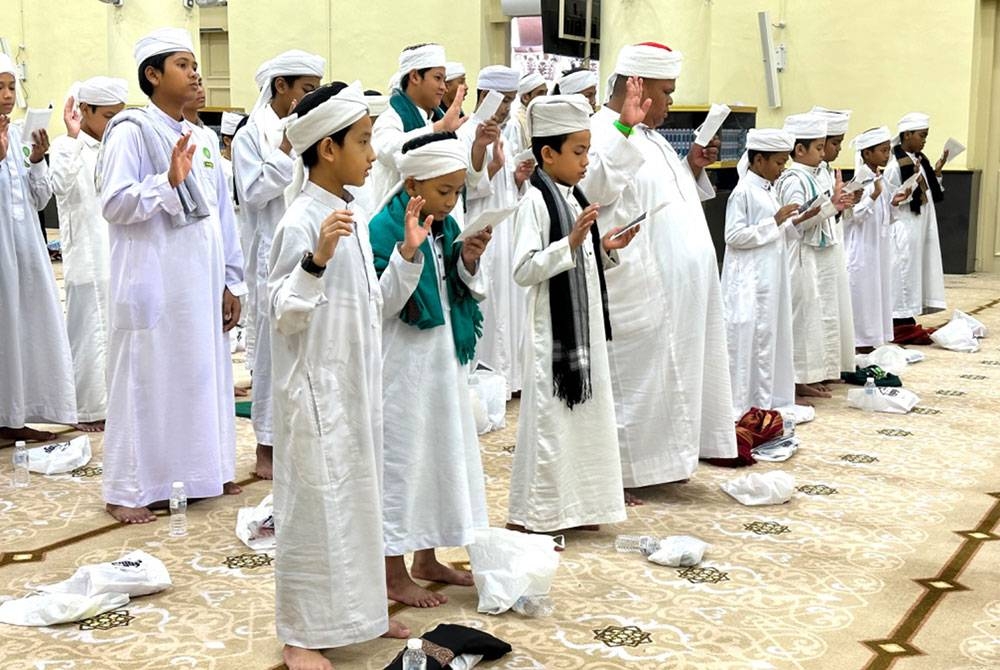 Peserta Malaysia #QuranHour membacakan ikrar Quran pada Malaysia #QuranHour peringkat negeri Kelantan di Masjid Muhammadi, Kota Bharu pada Rabu.