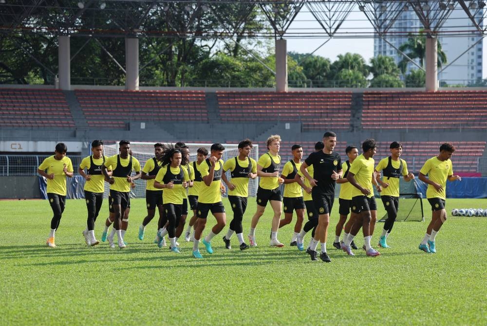 Pemain Harimau Muda giat menjalani latihan di Stadium Bola Sepak Kuala Lumpur menjelang aksi Kelayakan Piala Asia B-23 2024 di Chonburi Thailand bulan depan.