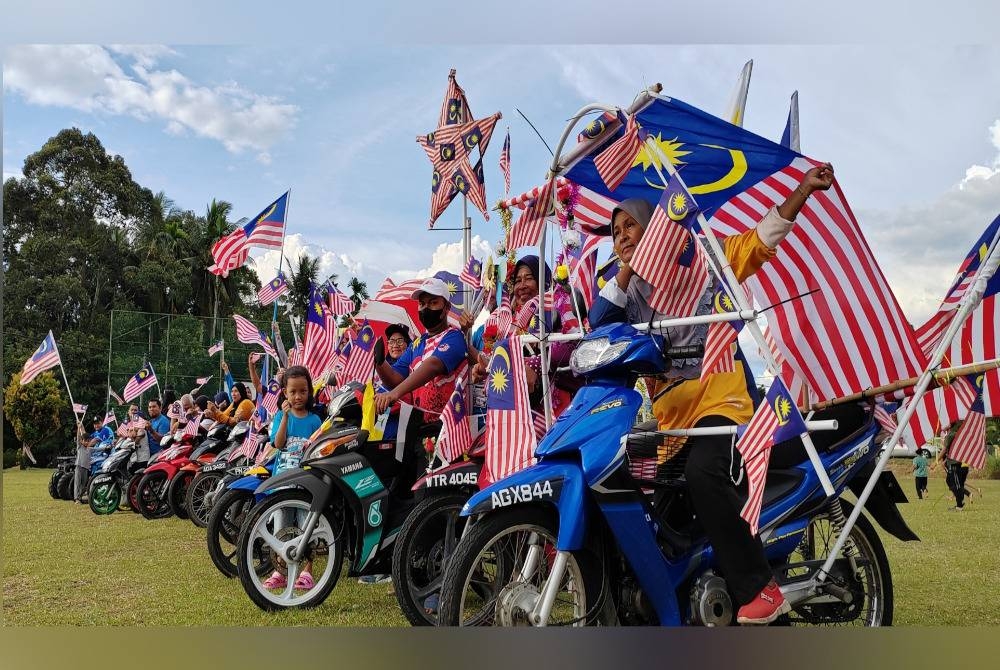 Lebih 60 motosikal mengelilingi Felda Lasah, Sungai Siput mengibar Jalur Gemilang bagi menyemarakkan sambutan Hari Kebangsaan ke-66 kali ini.