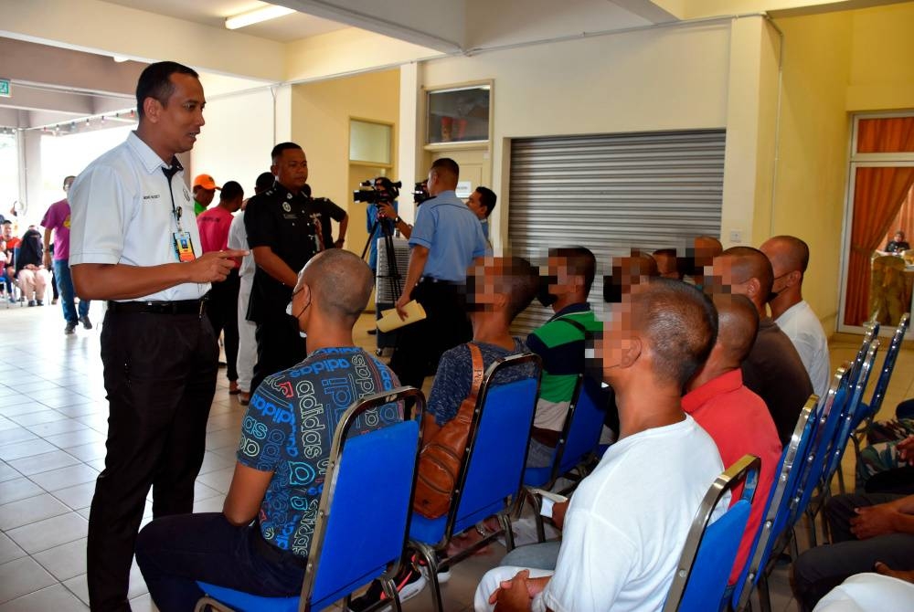 Timbalan Pengarah Penjara Sungai Udang Melaka, Penolong Kanan Komisioner Penjara Mohd Hafizey Yahaya (kiri) memberikan kata-kata semangat dan nasihat kepada banduan pada program PBSL Ihsan Madani Penjara Sungai Udang pada Rabu. 