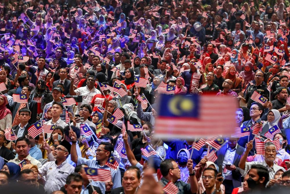 Para hadirin mengibarkan Jalur Gemilang semasa majlis Amanat Perdana Hari Kebangsaan oleh Perdana Menteri, Datuk Seri Anwar Ibrahim di Pusat Konvensyen Antarabangsa Putrajaya (PICC) pada Rabu. - Foto Bernama