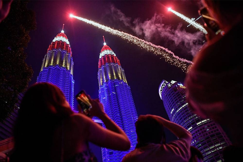 Orang ramai mengambil kesempatan membawa ahli keluarga untuk meluangkan masa sambil melihat pertunjukan bunga api bagi memeriahkan lagi sambutan Hari Kebangsaan 2023 di Menara Berkembar Petronas KLCC. - Foto Bernama.