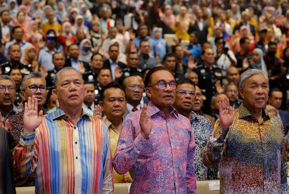 Ahmad Zahid (kanan) ketika membaca Ikrar Rukun Negara semasa hadir pada Majlis Amanat Perdana Hari Kebangsaan 2023 di Pusat Konvensyen Antarabangsa Putrajaya (PICC). - Foto Bernama.