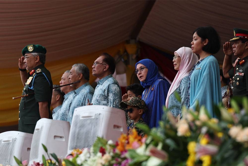 Yang di-Pertuan Agong Al-Sultan Abdullah Ri&#039;ayatuddin Al-Mustafa Billah Shah berkenan menerima Tabik Hormat Diraja daripada Kawalan Kehormatan Utama dari Batalion Pertama Rejimen Askar Melayu Diraja pada sambutan Hari Kebangsaan Ke-66 bertemakan Malaysia MADANI: Tekad Perpaduan Penuhi Harapan di Dataran Putrajaya hari ini. - Foto Bernama
