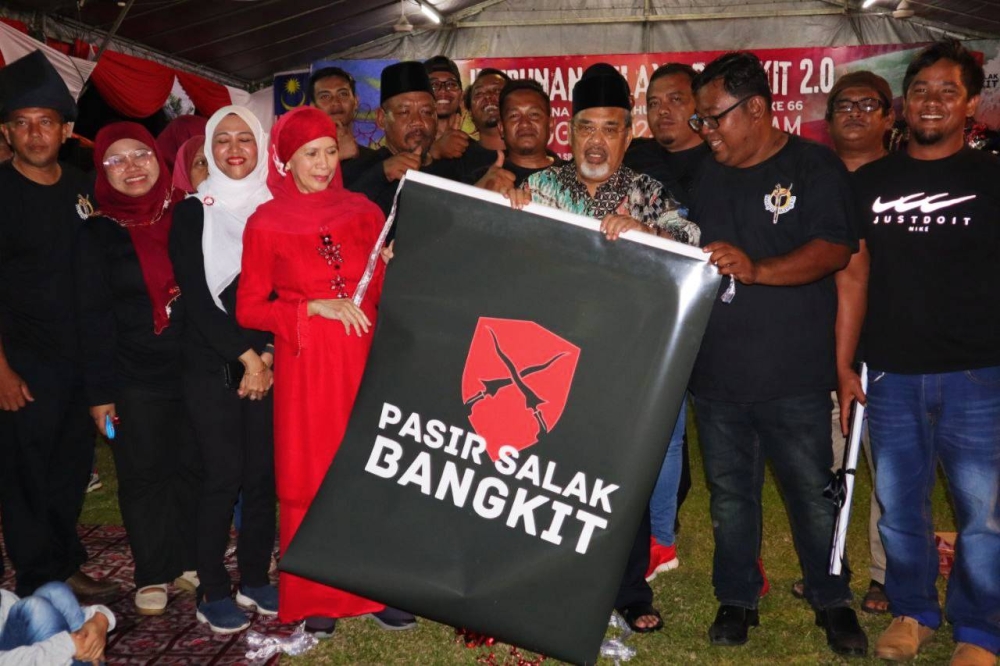 Tajuddin (tiga dari kanan) beri jaminan Pasir Salak Bangkit digerakkan untuk memperjuangkan nasib orang Melayu dan bukannya kepentingan peribadi.