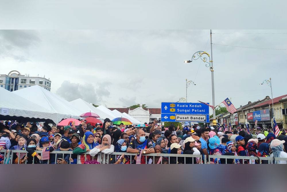 Orang ramai tidak berganjak dari tempat duduk masing-masing bagi menyaksikan Istiadat Perbarisan dan Perarakan sempena Sambutan Hari Kebangsaan ke-66 Peringkat Negeri Kedah Tahun 2023 di Dataran Medan Bandar, di sini, pada Khamis.