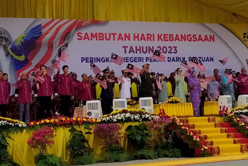 Sultan Nazrin dan Tuanku Zara berangkat ke sambutan Hari Kebangsaan Tahun 2023 Peringkat Negeri Perak di pekarangan Stadium Indera Mulia di sini pada Khamis.