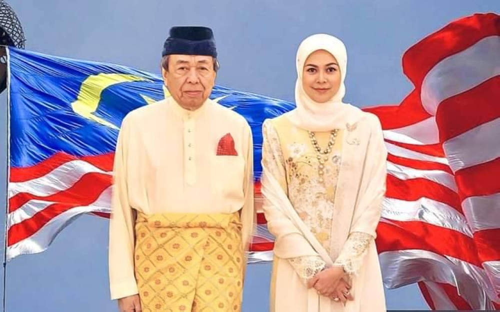 Sultan Sharafuddin dan Tengku Permaisuri Norashikin menzahirkan ucapan Selamat Menyambut Hari Kebangsaan ke-66. - Foto ihsan Facebook Selangor Royal Office.