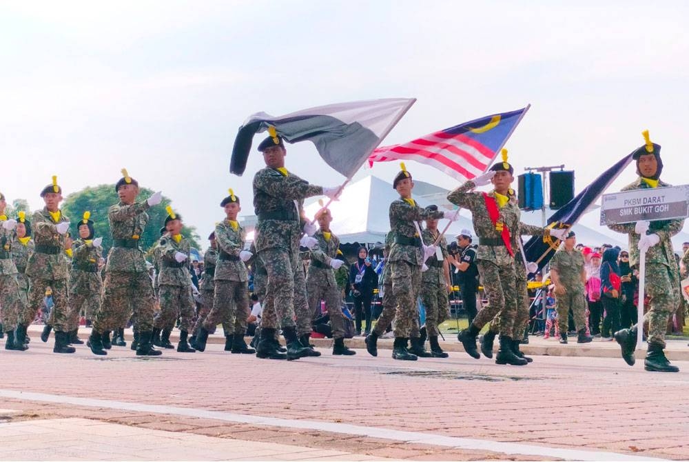 Persatuan Kadet Tentera Darat dari Sekolah Menengah Kebangsaan Bukit Goh sertai perarakan itu.