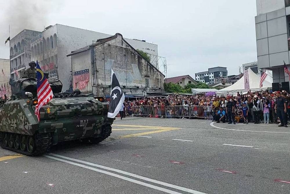 Pengunjung memeriahkan sambutan Hari Kebangsaan ke-66 Peringkat Negeri Terengganu Tahun 2023 di Dataran Shahbandar, di sini pada Khamis.