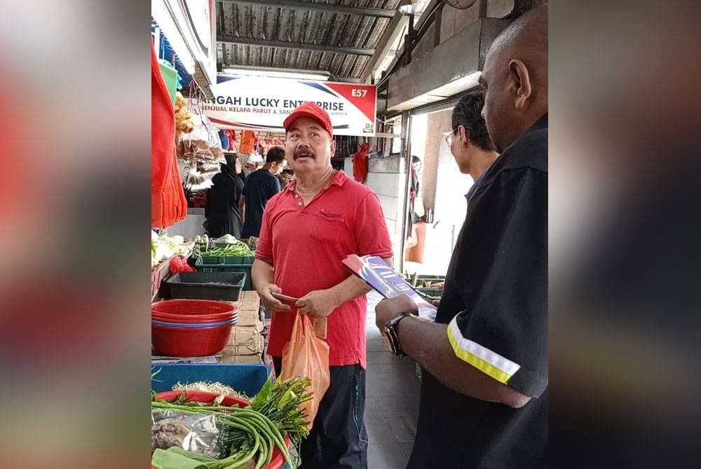 Samsudin bertemu orang ramai dan mengedarkan risalah di Pasar Awam Taman Dahlia, Johor Bahru pada Khamis.