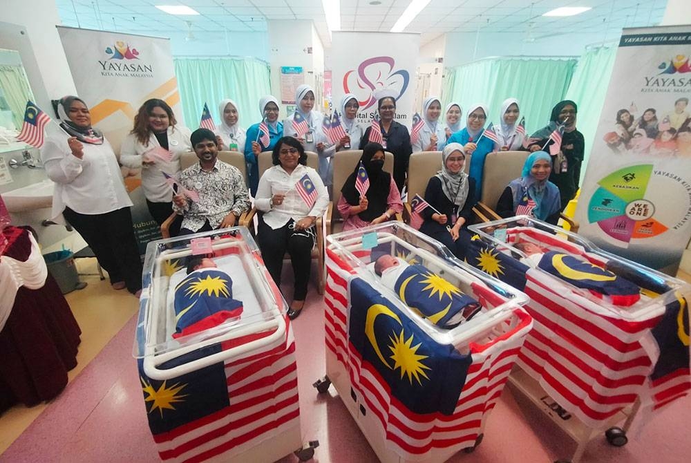 Tiga dari tujuh bayi bertuah itu diraikan Yayasan Kita Anak Malaysia diketuai Pengarah Urusannya, Dr Sara Chinnasamy (duduk dua kiri) bersama ibu salah seorang bayi terbabit, Siti Mariah (duduk tengah)