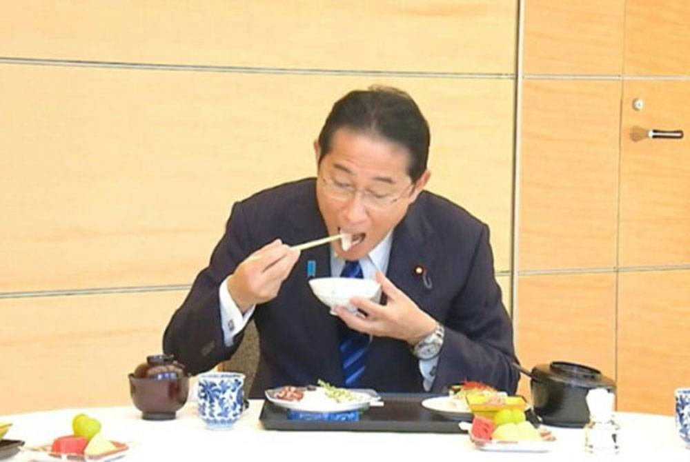 Makan tengah hari yang ditunjukkan kepada umum itu adalah sebagai bukti komitmen Kishida untuk memulihkan reputasi komuniti terlibat industri perikanan di Fukushima. - Foto Agensi