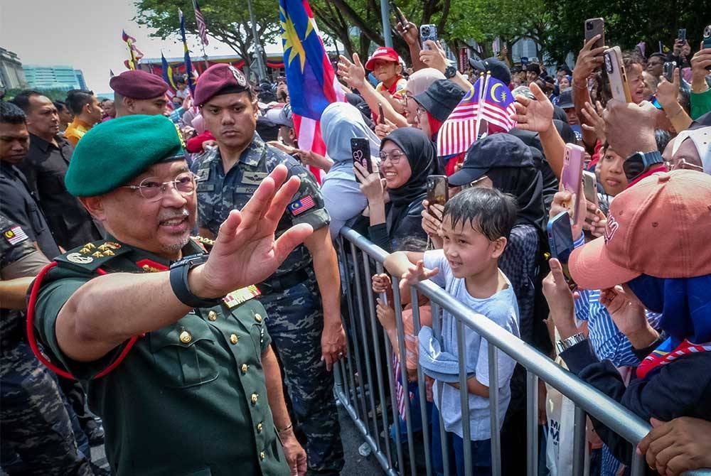 Yang di-Pertuan Agong Al-Sultan Abdullah Ri&#039;ayatuddin Al-Mustafa Billah Shah berkenan menyantuni rakyat pelbagai kaum semasa sambutan Hari Kebangsaan 2023 di Dataran Putrajaya.- Foto Bernama.