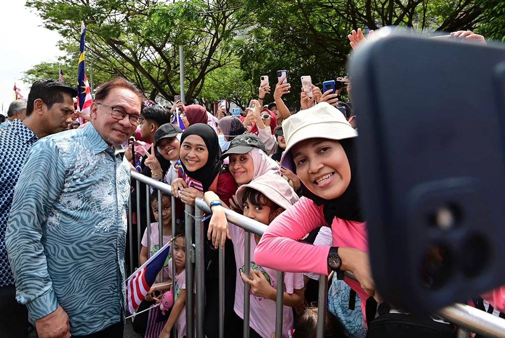 Anwar beramah mesra dengan pengunjung yang hadir pada Sambutan Hari Kebangsaan ke-66 di Dataran Putrajaya pada Khamis. - Foto Facebook Anwar Ibrahim