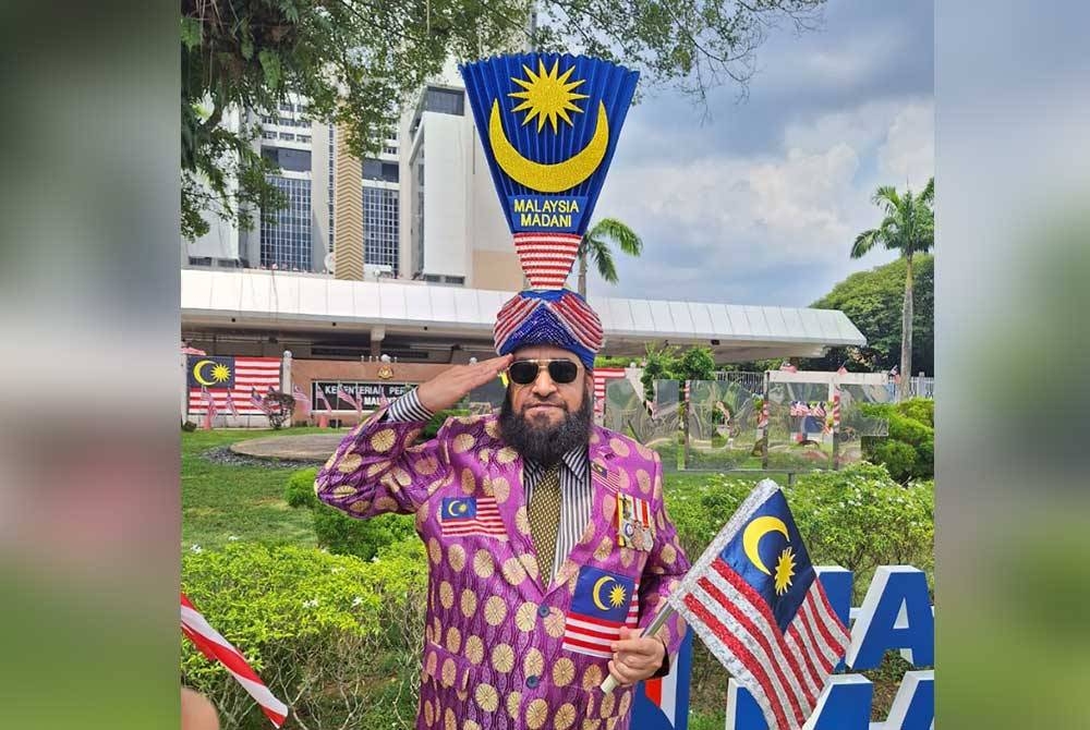 Mohammad Jamil menghabiskan RM3,000 untuk menjahit sendiri baju bertemakan Malaysia Madani sempena sambutan Hari Kebangsaan 2023. bertempat di Dataran Putrajaya pada Khamis.