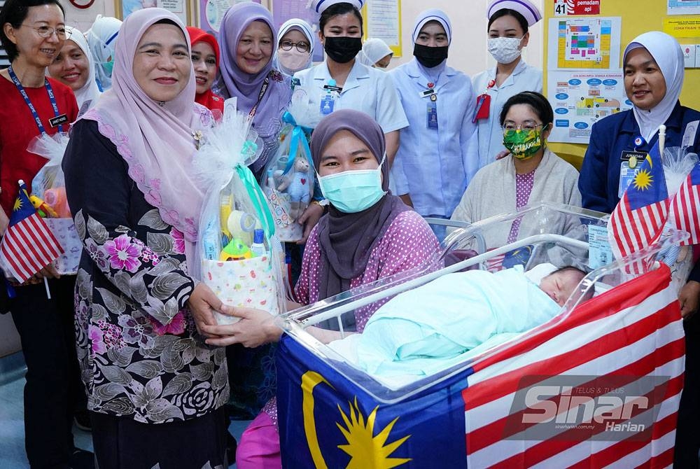 Dr Suraya (kiri) menyerahkan cenderahati kepada seorang ibu, Syahnaz Mohd Azali, 37, pada Majlis Sambutan Bayi Merdeka Hospital Putrajaya 2023 pada Khamis. - Foto Sinar Harian/ Mohd Halim Abdul Wahid