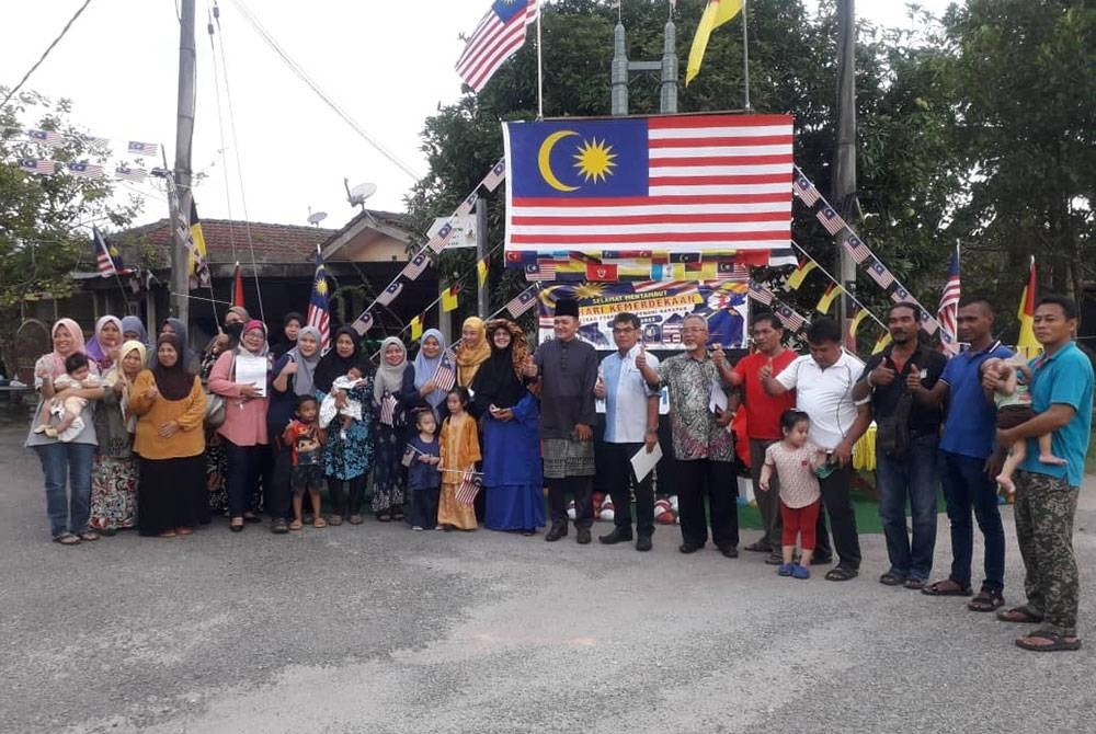 Antara penduduk Taman Putra, Juasseh yang menggembleng tenaga menyiapkan hiasan sempena Pertandingan Kempen Kibar Jalur Gemilang.