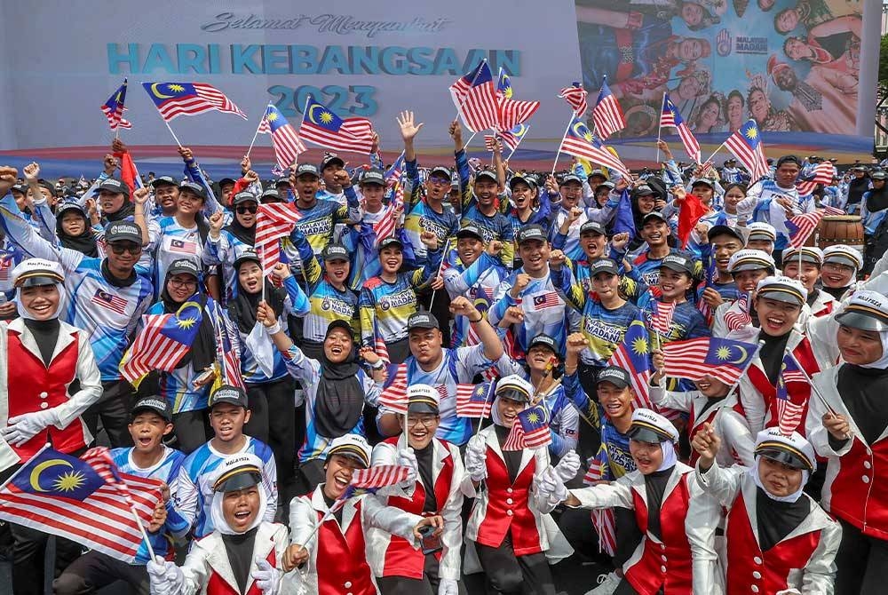 Rakyat Malaysia bersorak gembira menyambut Hari Kebangsaan 2023 di Dataran Putrajaya hari ini. - Foto Bernama