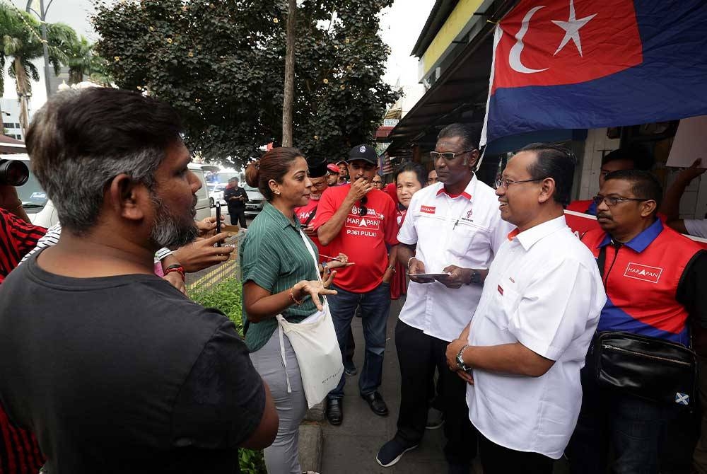 Suhaizan menyantuni masyarakat India ketika walkabout di Little India di sini hari ini.   - Foto Bernama