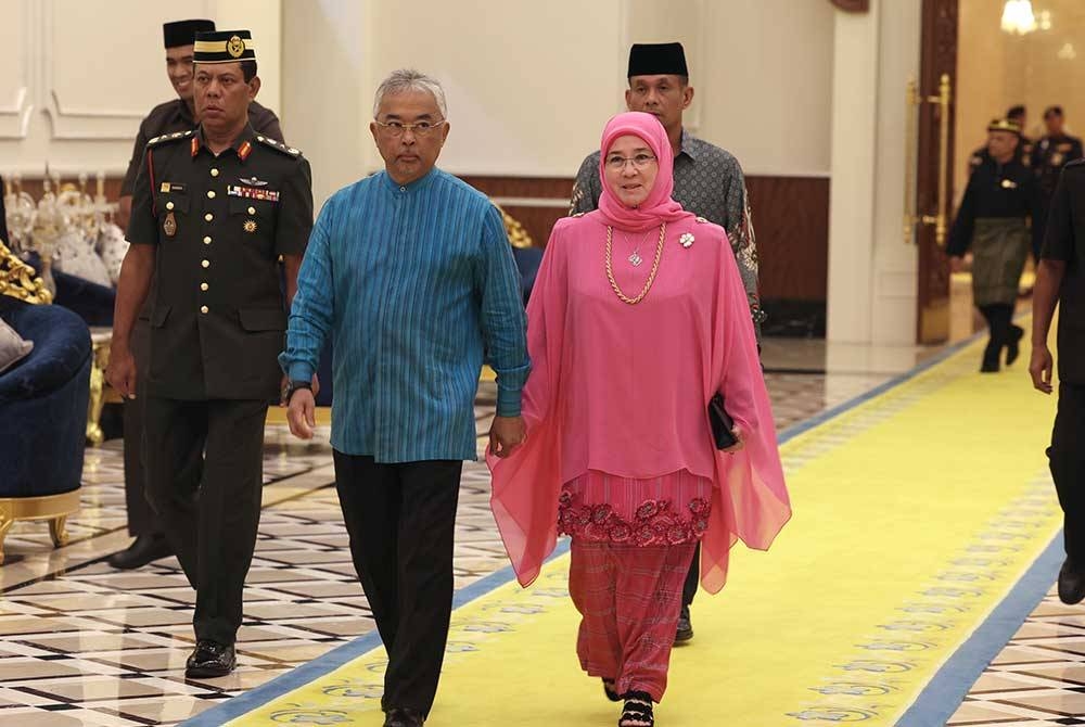 Al-Sultan Abdullah dan Tunku Azizah berkenan berangkat ke majlis santapan petang bagi memperingati wira PDRM yang gugur dalam pertempuran di Tanduo dan Perkampungan Air Sri Jaya Simunul di Sabah pada Mac 2013, di Istana Negara hari ini. - Foto Bernama