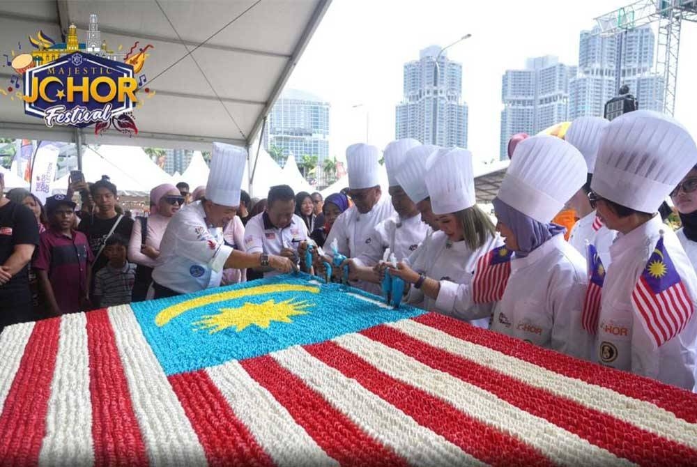 Kek vegetarian berbentuk Jalur Gemilang gergasi dihasilkan dengan kerjasama Tourism Johor dan kumpulan cef dari beberapa hotel di negeri ini serta Persatuan Juara Juru Masak Malaysia.- Foto Tourism Johor