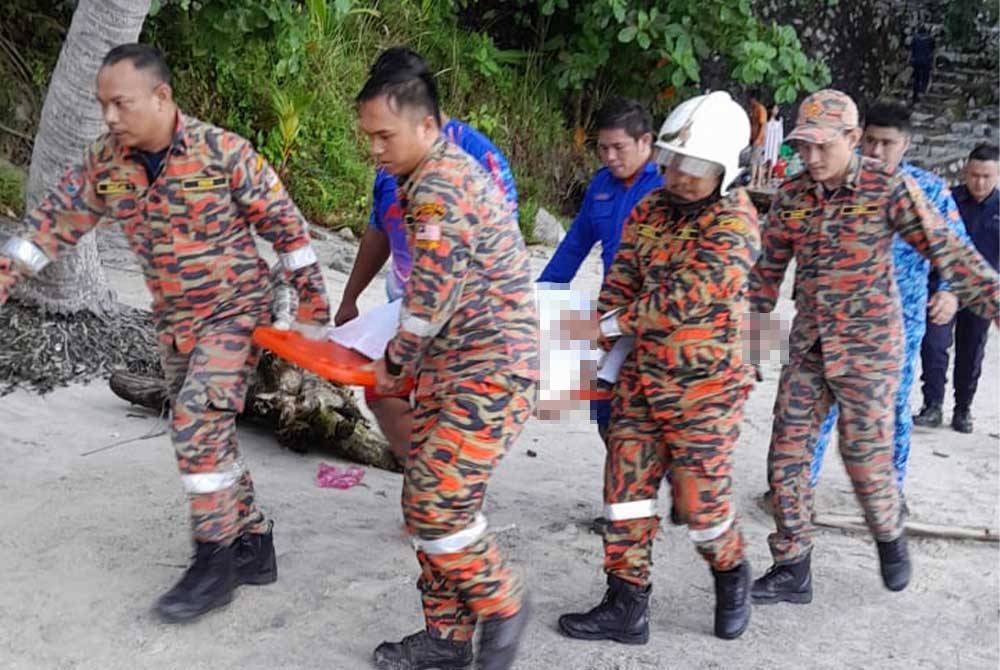 Anggota bomba mengangkat mayat mangsa untuk dihantar ke Hospital Pulau Pinang.