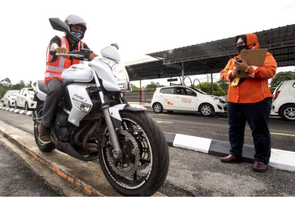 Kelulusan semberono boleh mendatangkan risiko bahaya kepada penunggang dan pengguna jalan raya lain. - Foto hiasan/Bernama