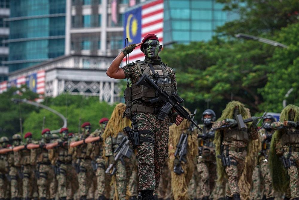 Perbarisan anggota Briged Para Angkatan Tentera Malaysia menarik perhatian semasa sambutan Hari Kebangsaan 2023 di Dataran Putrajaya pada Khamis.