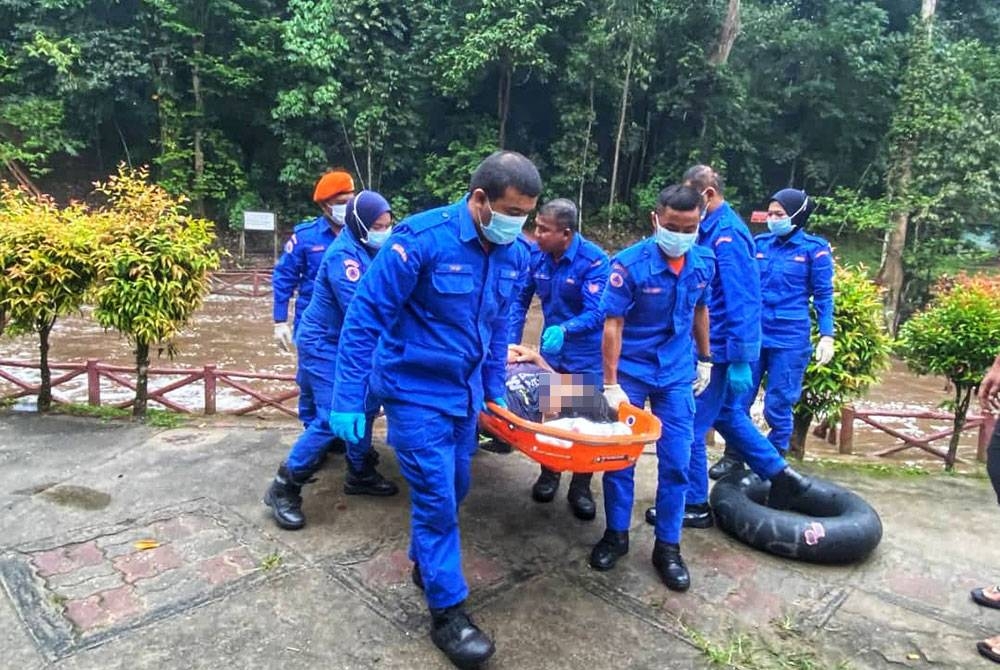 Anggota APM membawa mangsa yang mengalami kecederaan untuk mendapatkan rawatan di Hospital Baling.