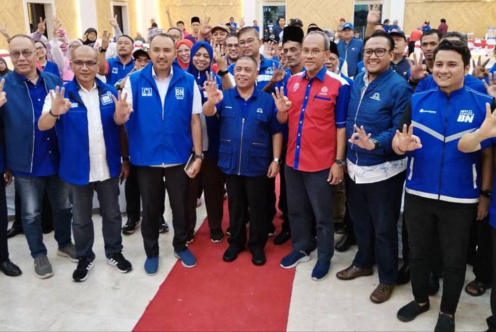 Saarani (empat, kanan), pada program Soal Jawab Penerangan Isu Semasa UMNO Johor, di sini, malam Khamis.