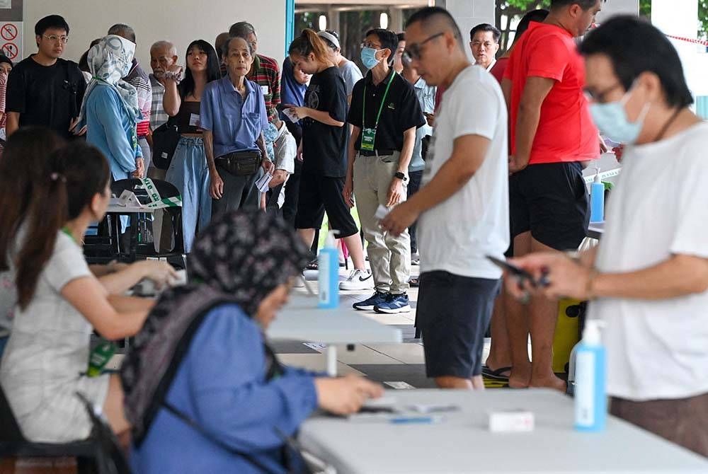 Lebih 2.7 juta rakyat Singapura pada Jumaat akan memutuskan siapa antara tiga calon yang akan menjadi presiden kesembilan republik itu.- Foto AFP