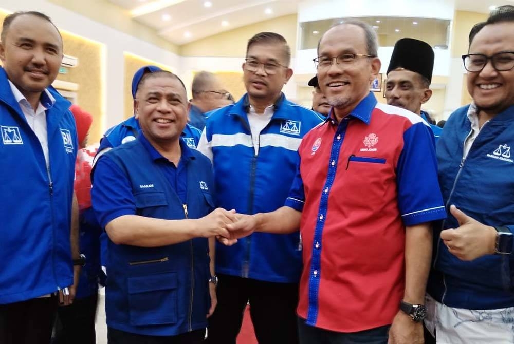 Saarani (dua dari kiri) bersama Ketua Penerangan UMNO Johor, Datuk Md Jais Sarday pada program Soal Jawab Penerangan Isu Semasa UMNO Johor, di sini malam Khamis.