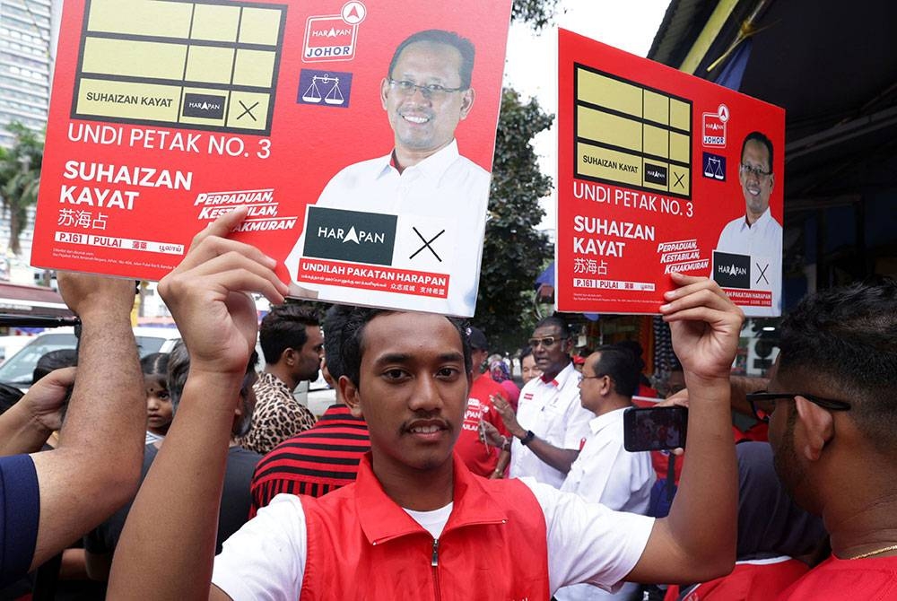 Selain turun padang berkempen, calon-calon PRK Parlimen Pulai dan DUN Simpang Jeram turut menggunakan media sosial dalam usaha meraih lebih ramai pengundi.- Foto Bernama