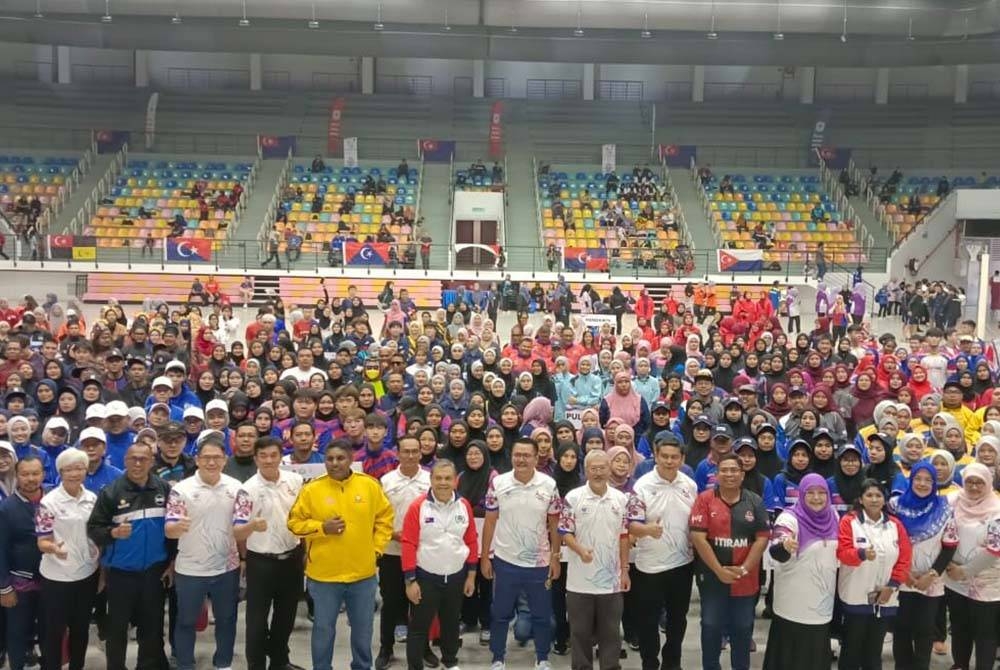 Mohd Hairi (tengah) bersama bersama peserta dalam Majlis Perasmian dan Pelancaran Sukan Bangsa Johor Tahun 2023 di Stadium Arena Majlis Bandaraya Johor Bahru (MBJB), Johor Bahru pada Jumaat