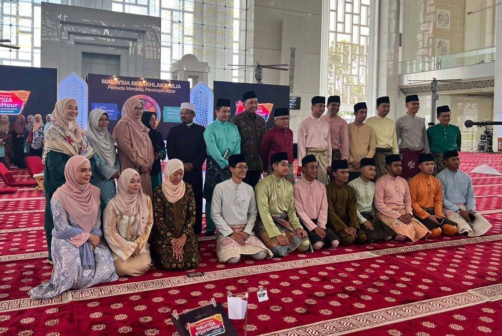 Syukrina Mohtar (bawah, dua dari kiri) ketika Malaysia #QuranHour yang berlangsung di Masjid Tuanku Mizan Zainal Abidin, Putrajaya pada Rabu.