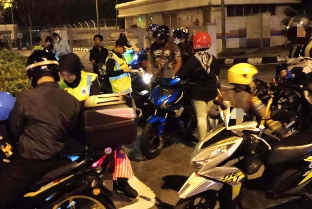 JPJ Selangor melaksanakan operasi ambang merdeka di Plaza Tol Puchong Selatan pada Rabu. - Foto ihsan JPJ Selangor