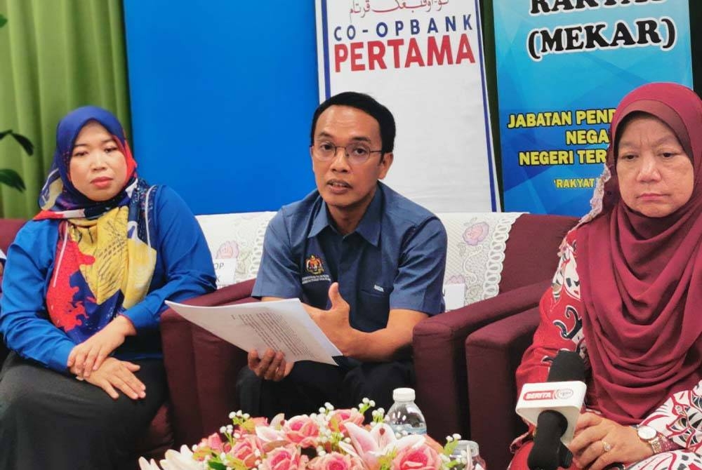 Mohamad Nasir (tengah) bersama Dr Kasemani (kanan) ketika sidang akhbar sempena Program Menyemai Kasih Rakyat (Mekar) dan Sambutan Bayi Merdeka di Pusat Rawatan Ibu dan Anak (PRIBA) Hospital Sultanah Nur Zahirah (HSNZ).