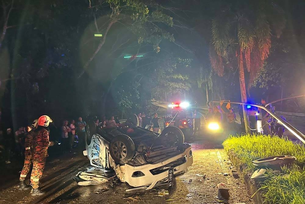 Keadaan MPV yang terbabit dalam kemalangan di Lebuhraya Langkawi, di sini, pada malam Rabu. - Foto ihsan PDRM