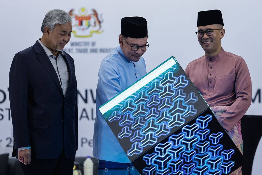 Anwar (tengah) menyempurnakan acara Peluncuran NIMP 2030 disaksikan Ahmad Zahid (kiri) dan Menteri Pelaburan, Perdagangan dan Industri, Tengku Datuk Seri Zafrul Tengku Abdul Aziz di Menara MITI pada Jumaat. - Foto Bernama