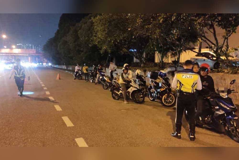 Polis Ampang Jaya melaksanakan operasi ambang merdeka di sekitar Ampang pada Rabu.