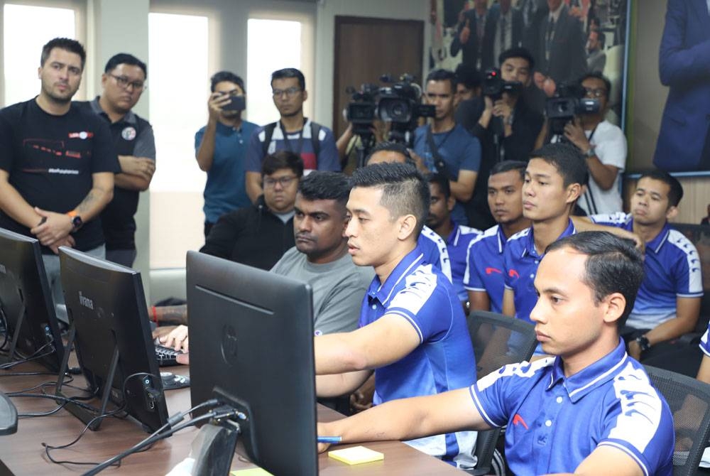 Pengadil menjalai latihan VAR fasa kedua di Wisma FAM Kelana Jaya pada Jumaat. - Foto MFL