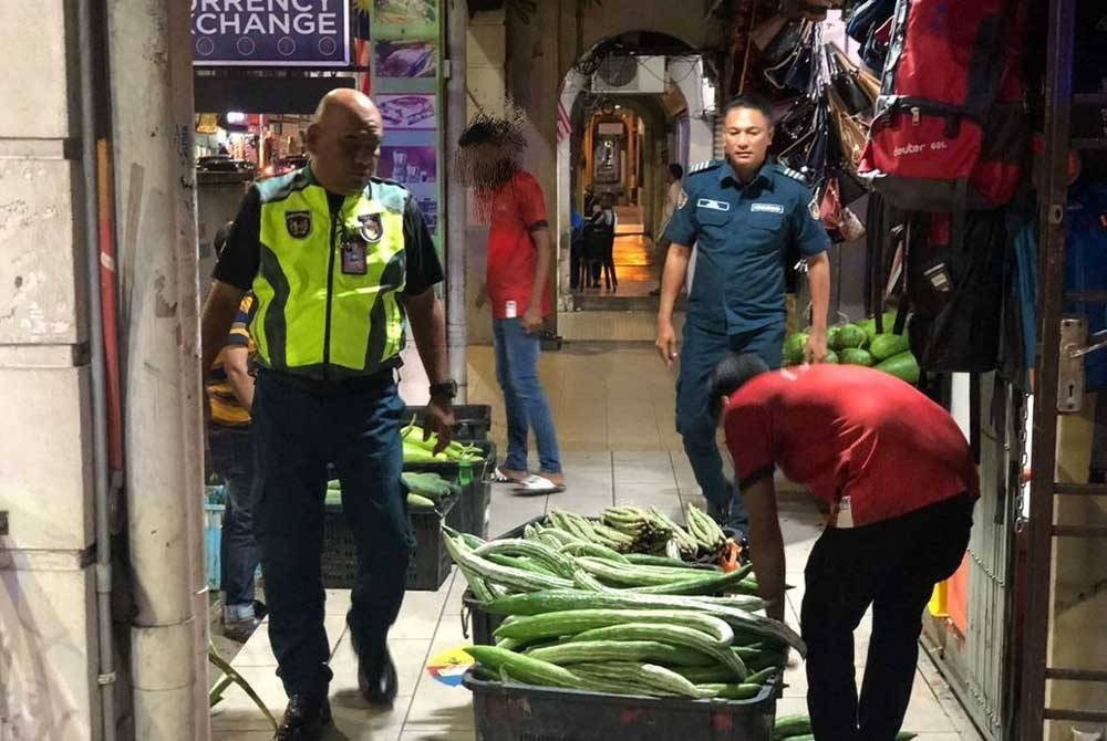 MBS menyita barangan yang diniagakan di kaki lima di Jalan Dato&#039; Bandar Tunggal di sini. - Foto MBS