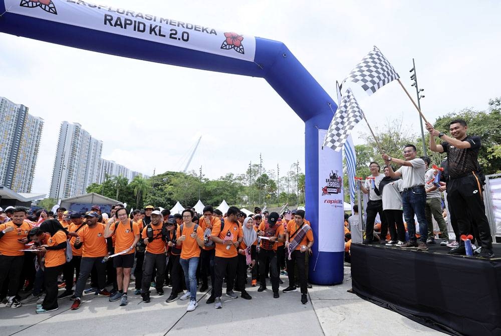 Mohd Azharuddin (dua dari kanan) melakukan flag off Program Eksplorasi Merdeka 2.0 di pekarangan LRT Bukit Jalil pada Khamis. - Foto Bernama