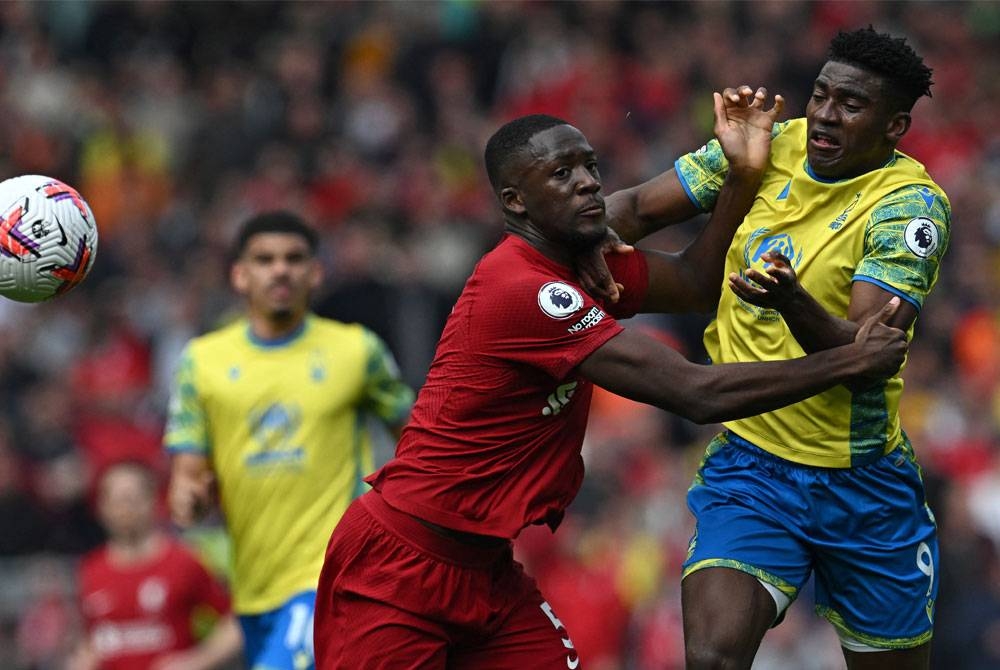 Konate (tengah) ketika perlawanan Liga Perdana Inggeris, Liverpool menentang Nottingham Forest di Stadium Anfield. - Foto AFP