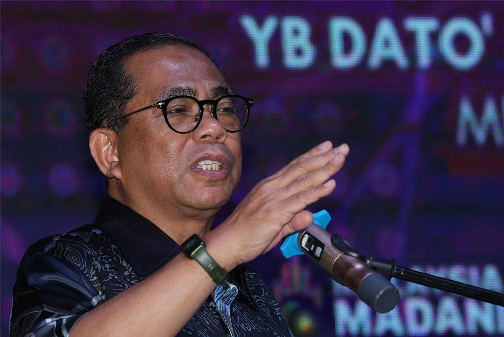 Mohamed Khaled berucap pada Majlis Penyampaian Watikah Pelantikan Pengerusi Jawatankuasa Penasihat Kolej Komuniti Negeri Johor pada Jumaat. - Foto Bernama