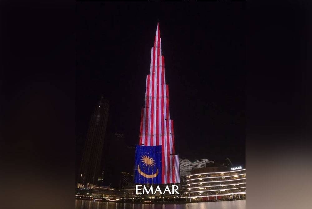 Cahaya warna-warni Jalur Gemilang menutupi seluruh ruang Burj Khalifa sempena Hari Kebangsaan ke-66. - Foto Emaar