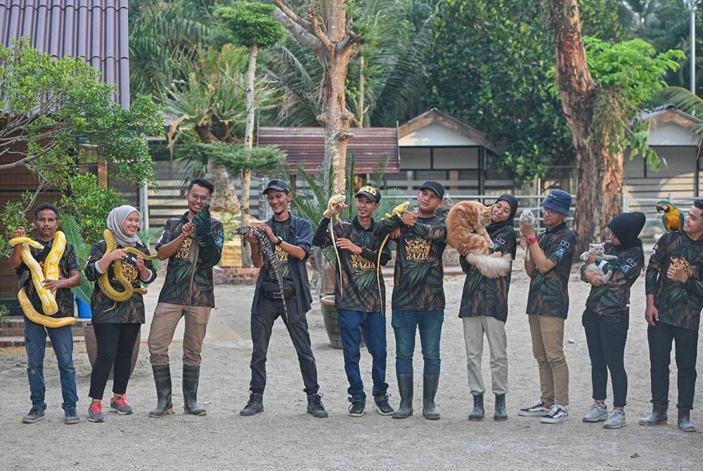 Pekerja-pekerja di Zoo Rimba Razia menunjukkan antara pelbagai jenis haiwan terdapat di zoo berkenaan antaranya iguana, ular, burung kakak tua dan sebagainya.