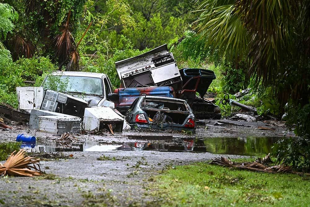 Kelengkapan rumah dan kereta yang hanyut selepas banjir melanda Steinhatchee, Florida. - AFP