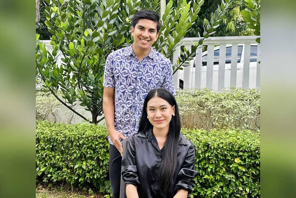 Syed Saddiq bersama Melissa semasa perjumpaan mereka berhubung isu MyKad.